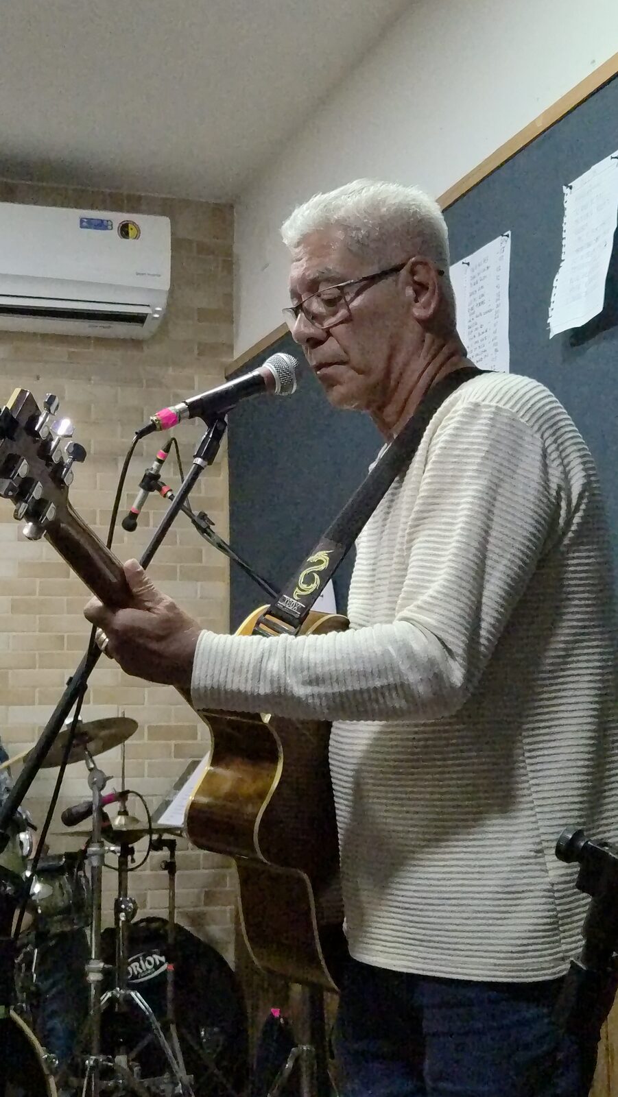 Nelson Alves canta ao microfone durante a gravação ao vivo, em julho de 2026
